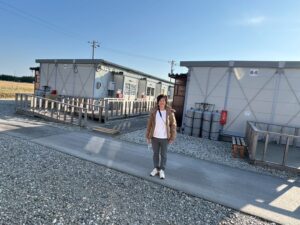 仮設住宅の前にて